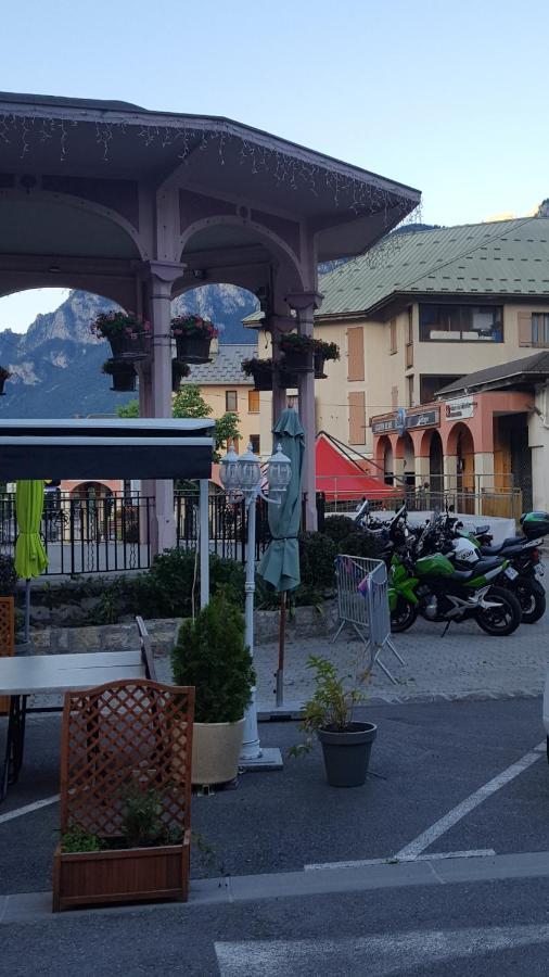 Hotel Restaurant Glaizette LʼArgentière-la-Bessée Bagian luar foto