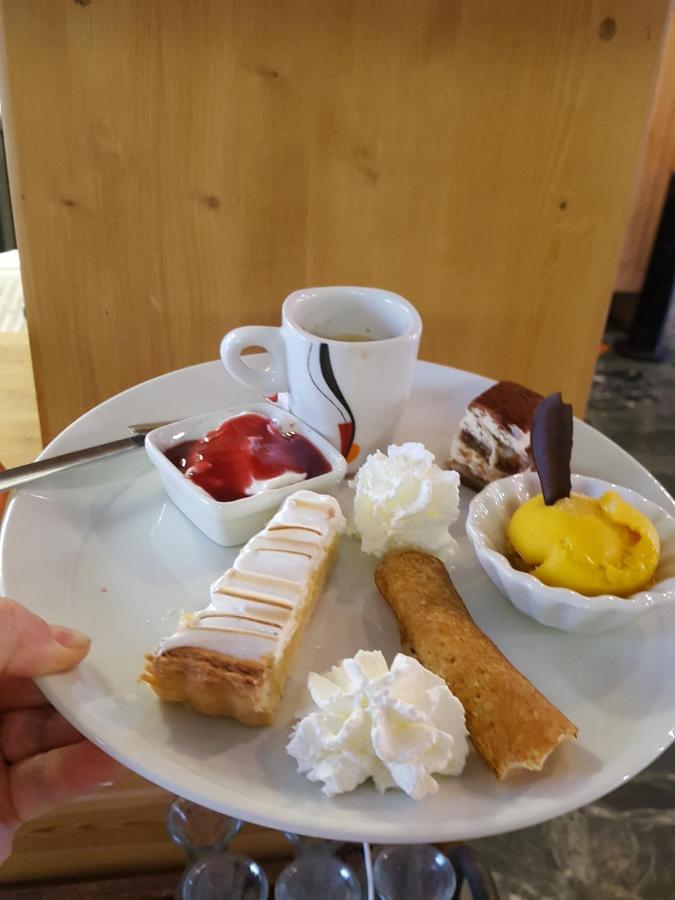 Hotel Restaurant Glaizette LʼArgentière-la-Bessée Bagian luar foto